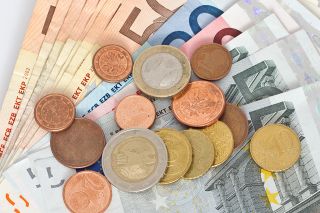 Foto: Geldscheine und Münzen