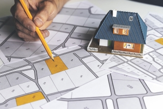 Foto: Bleistift zeigt Katasterplan