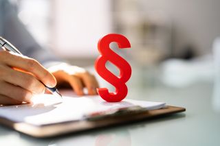 Foto: Mappe mit Paragraph Symbol